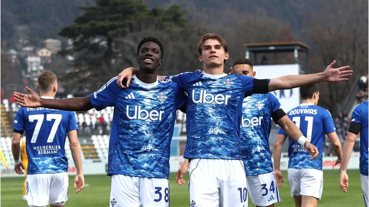 Assane Diao y Nico Paz celebran el gol que abrió el marcador.
