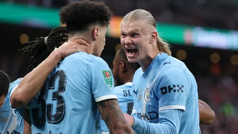 Haaland y O'Reily celebran en la victoria ante Arsenal.