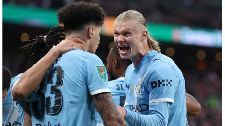 Haaland y O'Reily celebran en la victoria ante Arsenal.