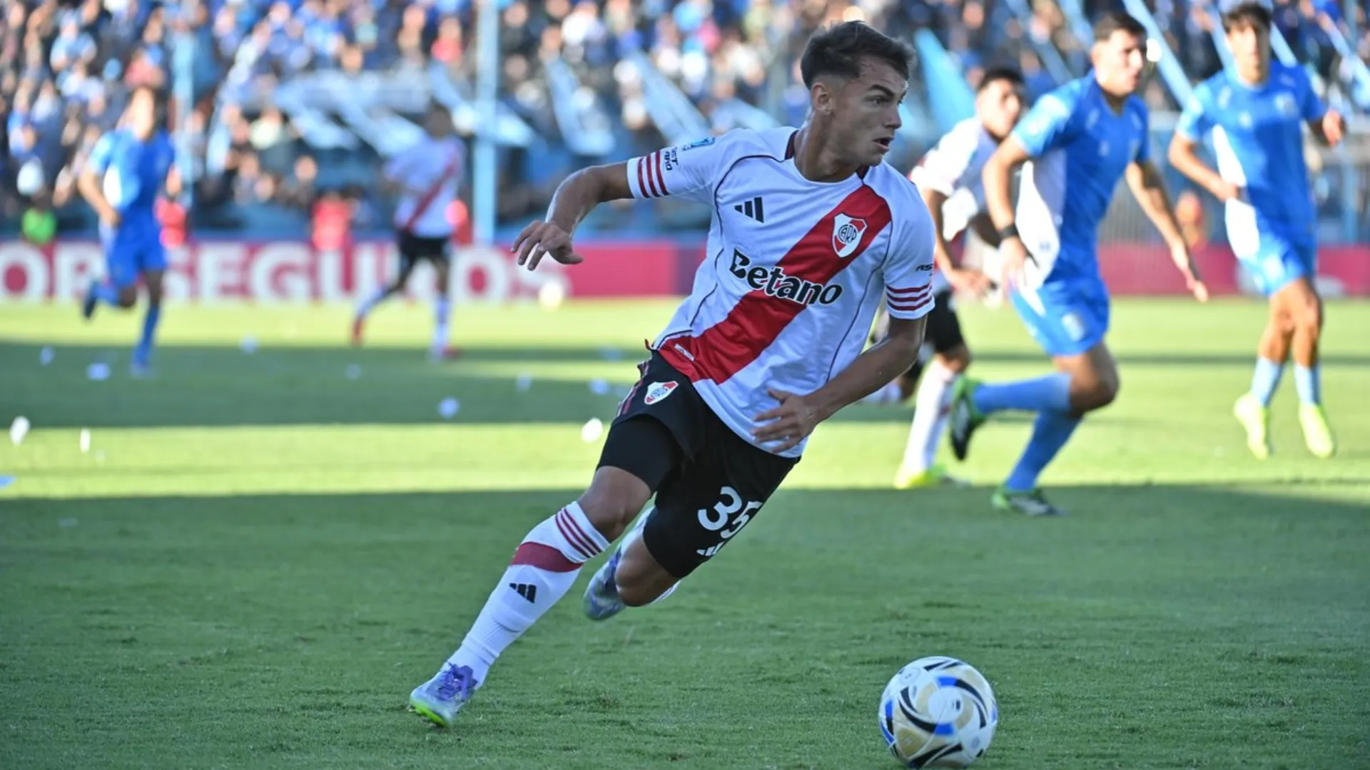 Joaquín Freitas con la pelota. (Foto: Prensa River)
