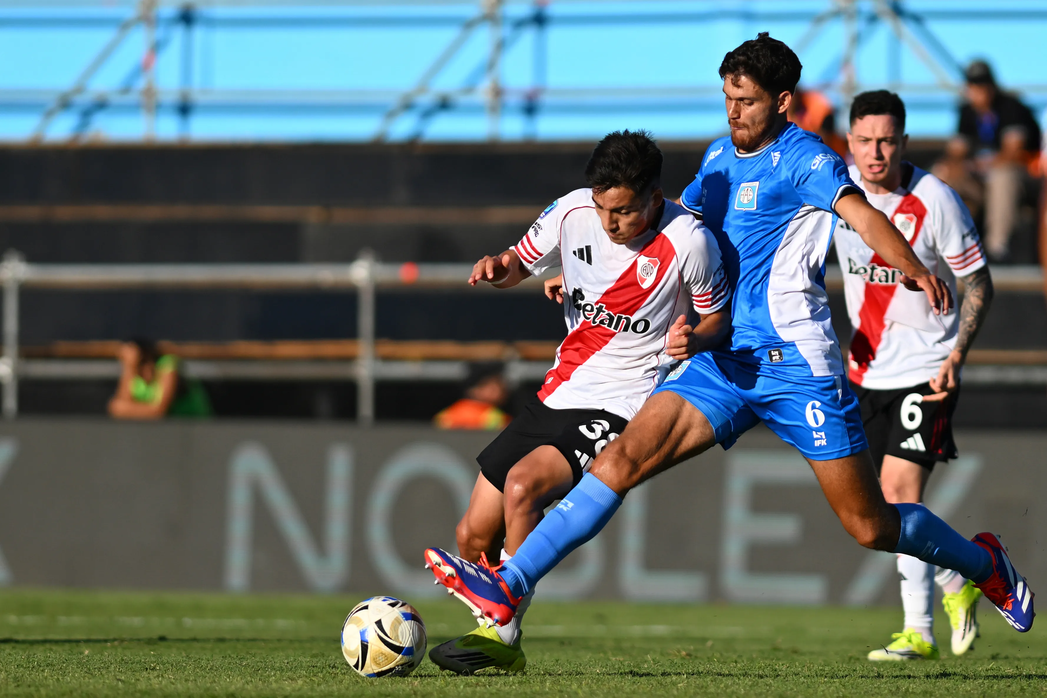 Ian Subiabre fue titular y salió reemplazado en el segundo tiempo en Río Cuarto (Getty Images).