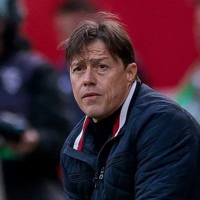 28 horas después de despedir a Matías Almeyda, Sevilla presentó a su nuevo DT