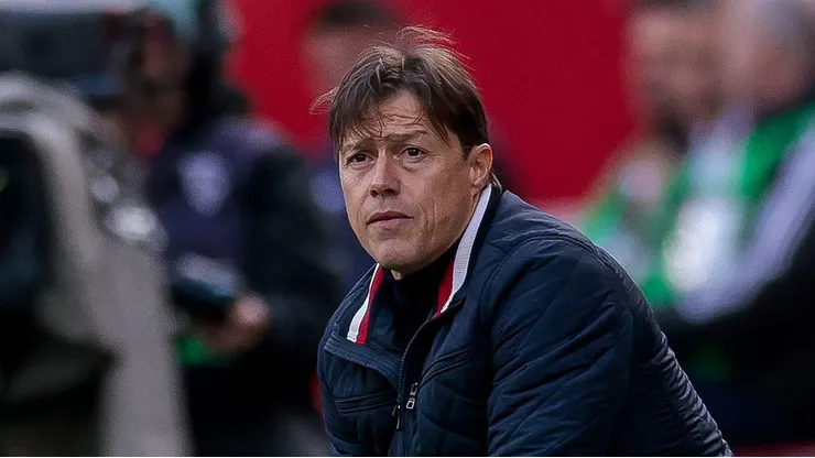 28 horas después de despedir a Matías Almeyda, Sevilla presentó a su nuevo DT