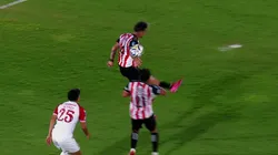 La jugada de la polémica: la pelota impacta en la mano de Martínez pero el juego siguió su curso.