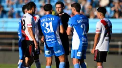 Los jugadores de Estudiantes de Río Cuarto y los de River dialogan con el árbitro.