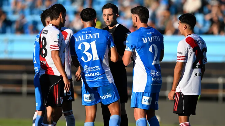 Los jugadores de Estudiantes de Río Cuarto y los de River dialogan con el árbitro.