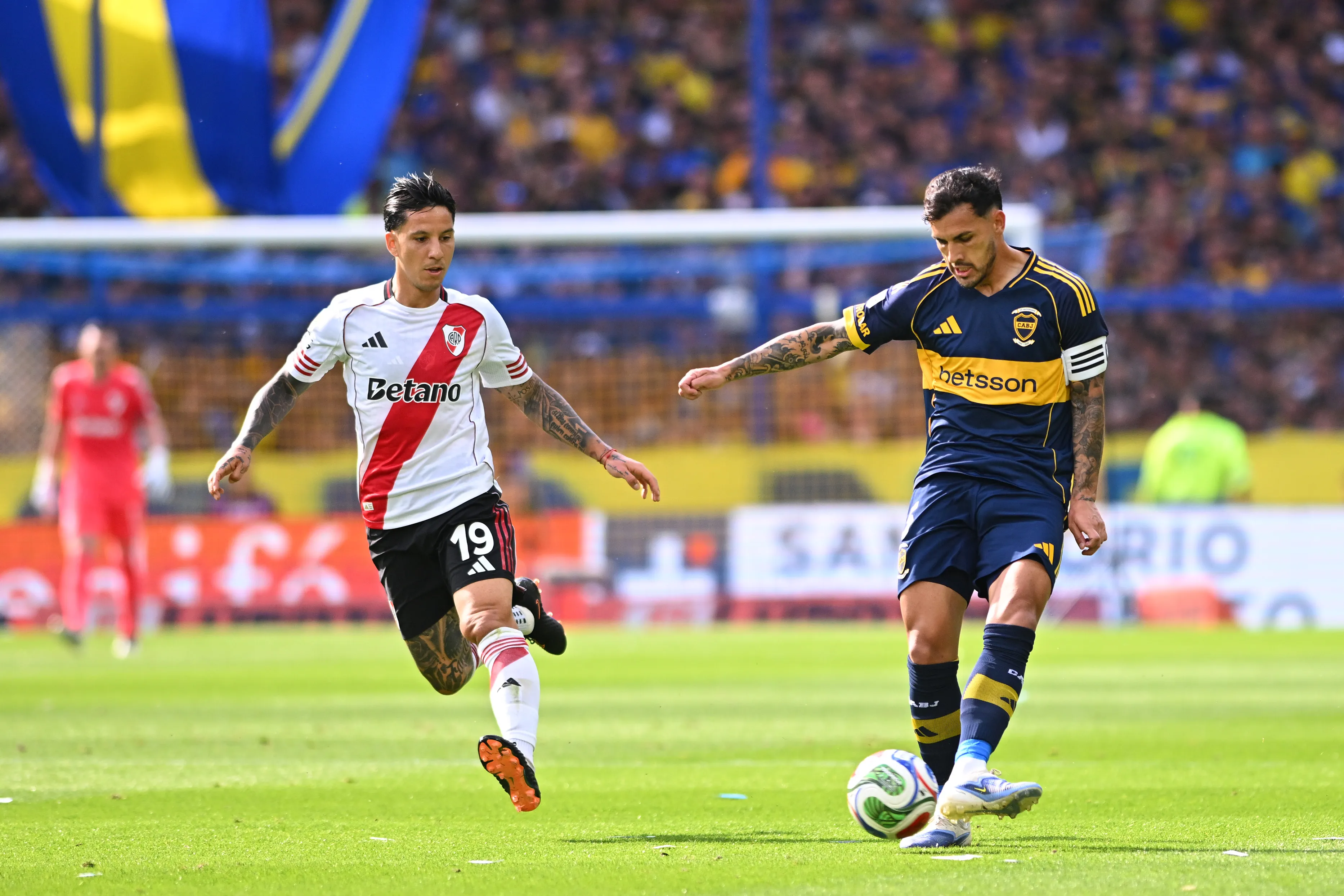 Leandro Paredes y Sebastián Driussi, en el último Boca – River. (Getty Images)