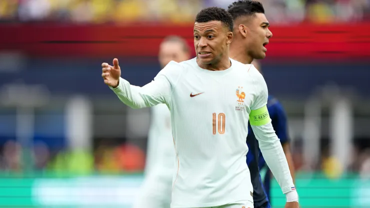 Francia resistió una expulsión y le ganó 2-1 a Brasil con goles de Mbappé y Ekitike