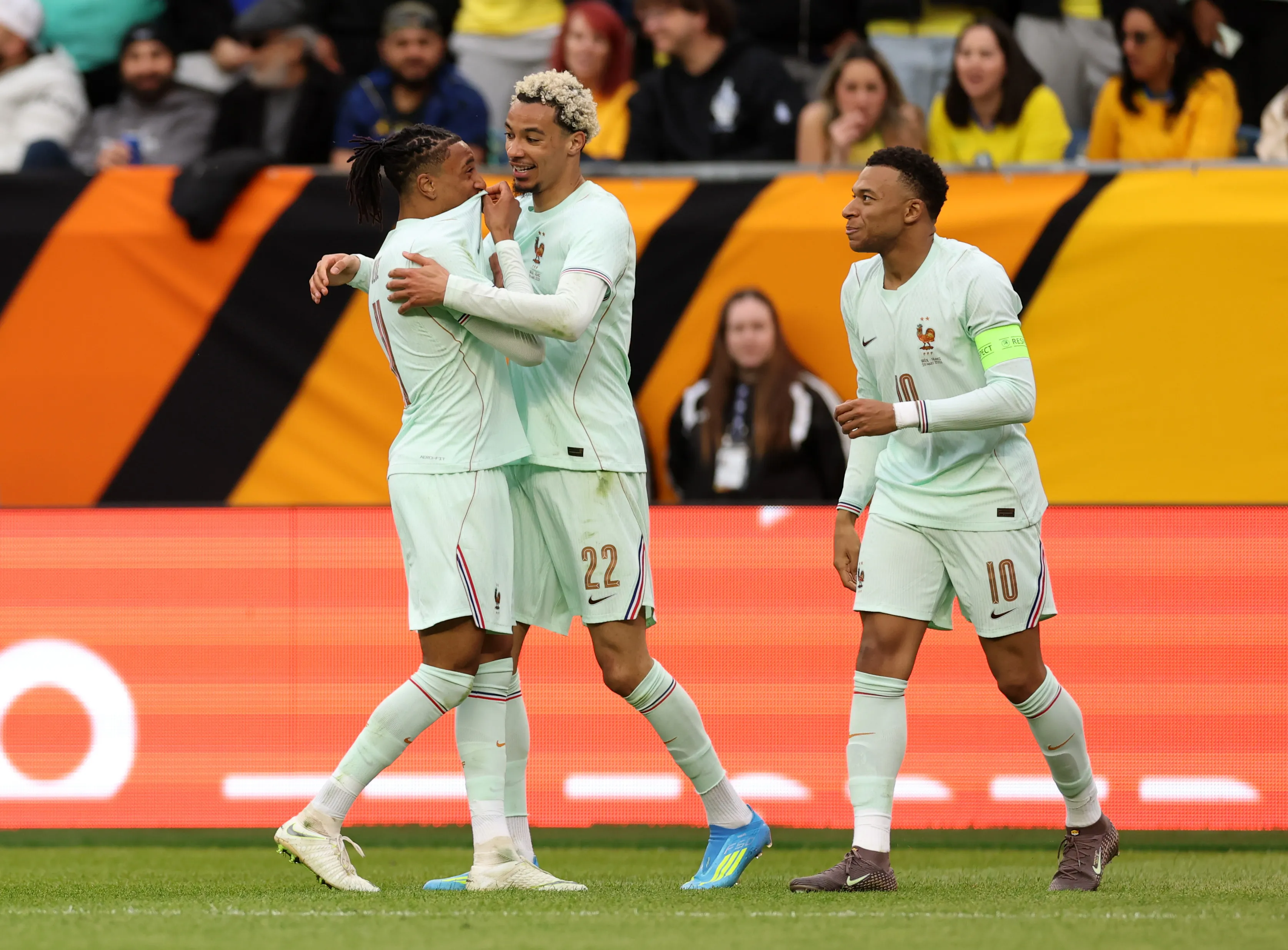 Olise, Ekitike y Mbappé celebran el segundo gol de Francia.