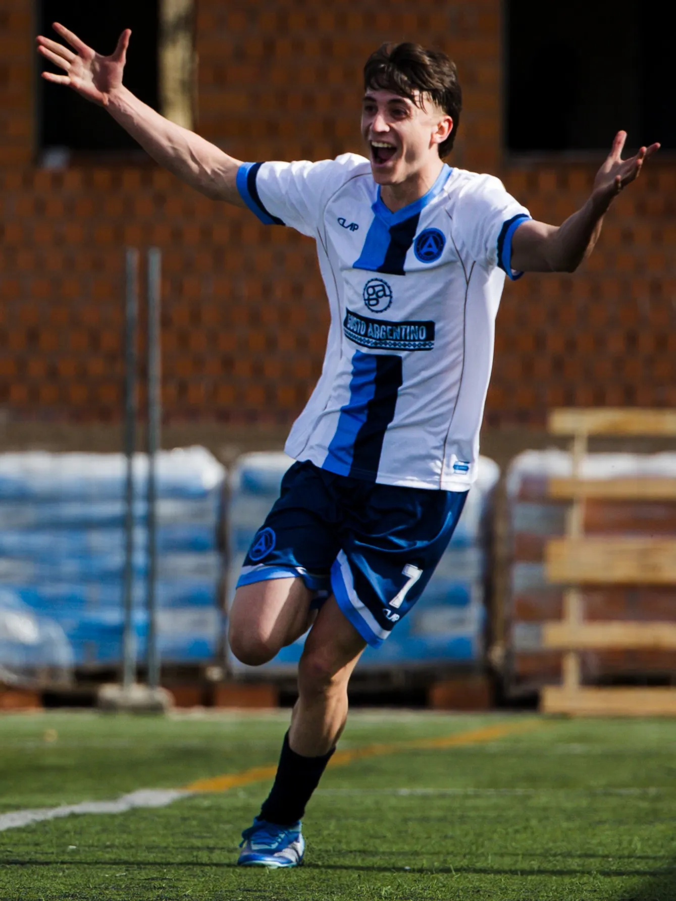 El Pollo Appiolaza festeja uno de los goles del Granadero que pelea por el ascenso. (Foto: Club Argenitno)