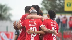 Independiente celebra uno de sus tantos en la goleada a Atenas.