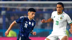 Thiago Almada disputa el balón ante Mauritania.