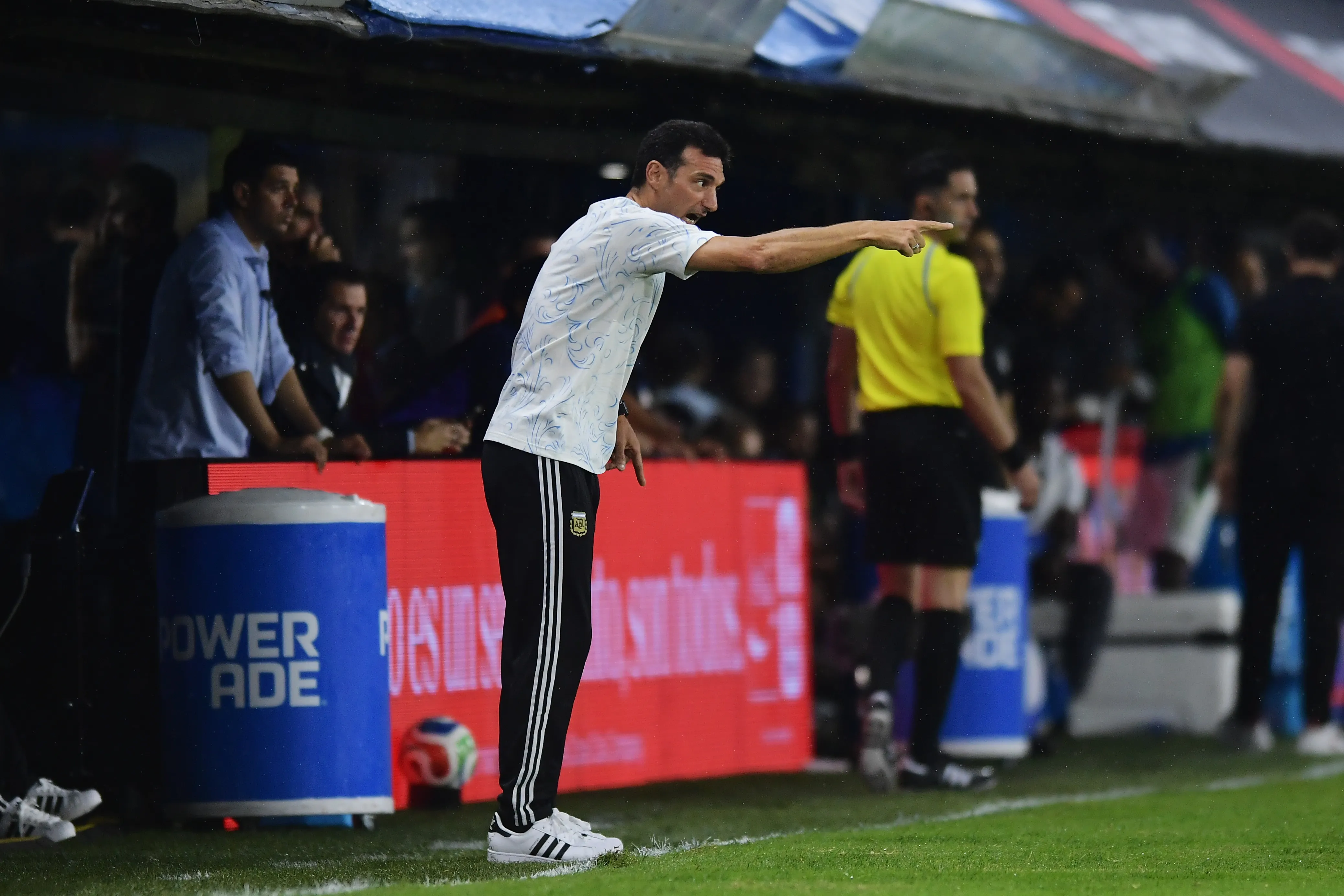 A pura indicación, Scaloni durante la victoria ante Mauritania (Getty Images).