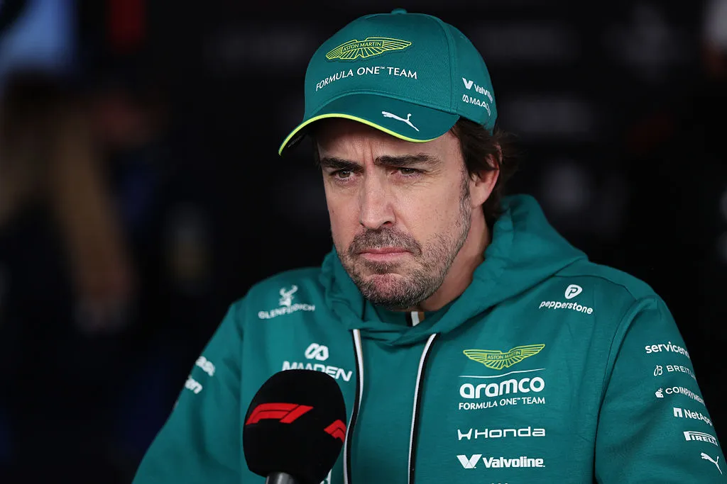 Fernando Alonso tampoco está conforme con la nueva forma de pilotar en 2026. (Getty)