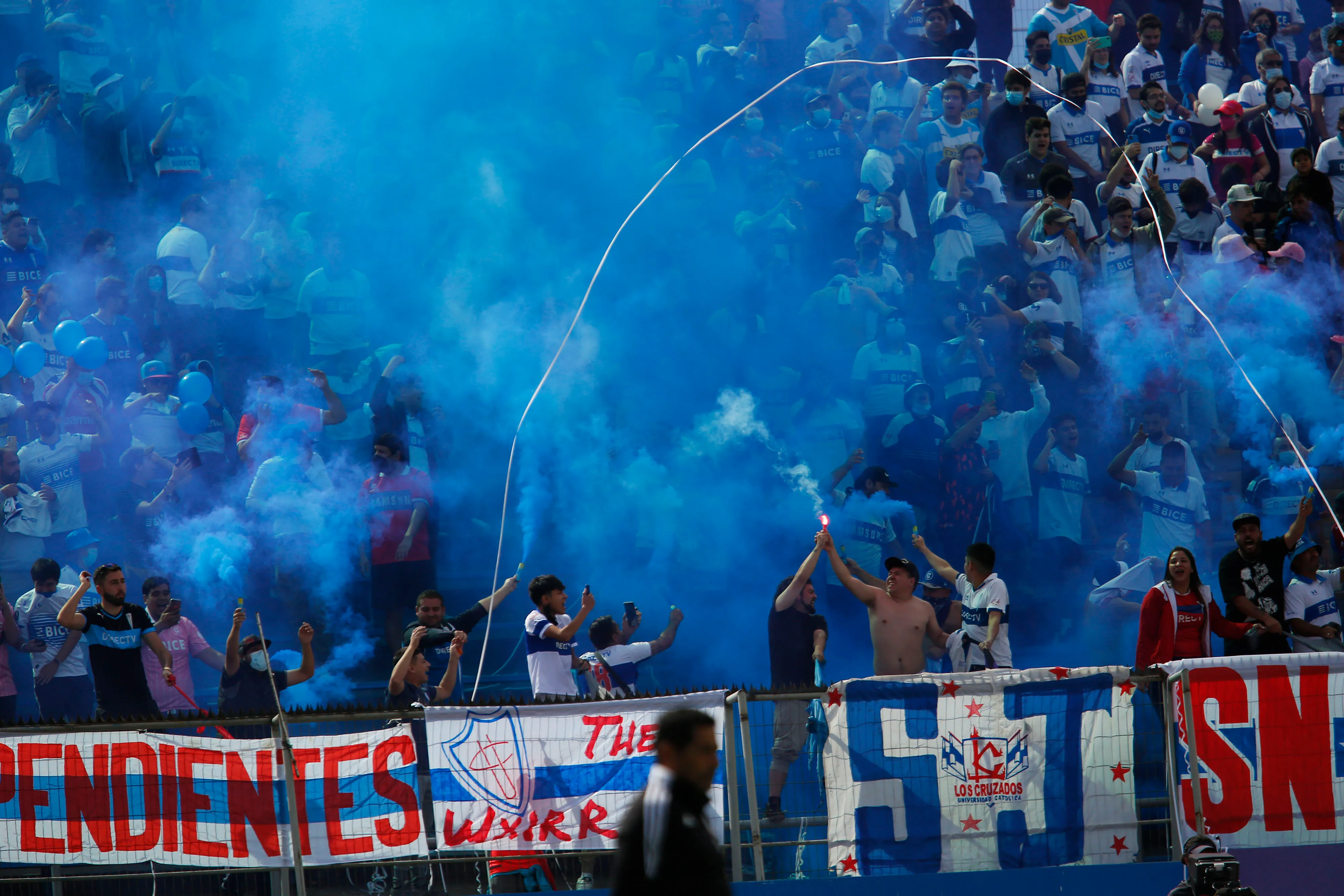 Los hinchas de Universidad Católica en el Estadio Claro Arena. (Getty Images)
