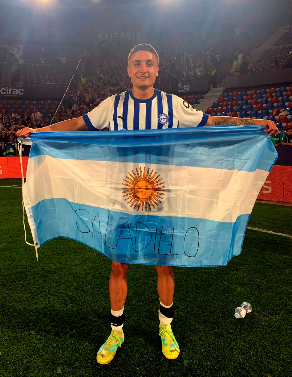 Nahuel con la bandera argentina en el festejo tras conseguir el ascenso a Primera con Alavés en 2023. (Foto: Instagram.com @nahueltenaglia)