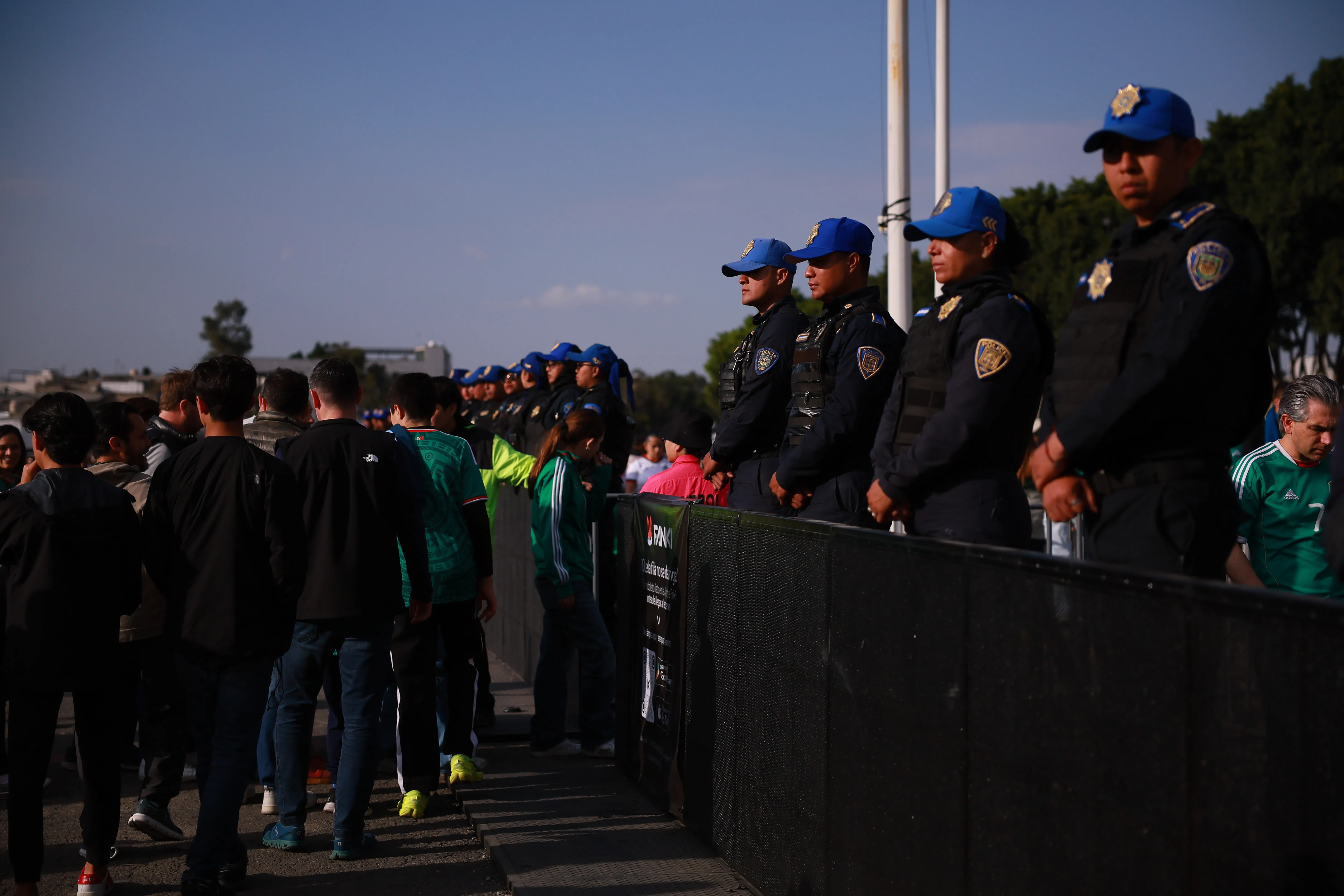 La seguridad en las adyacencias del Estadio Azteca. Getty Images.