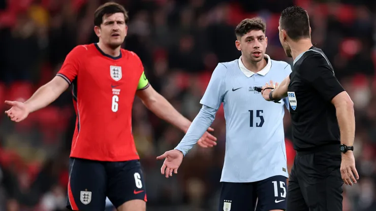 Manuel Ugarte fue amonestado dos veces y no recibió la expulsión en el amistoso que Uruguay jugó contra Inglaterra.