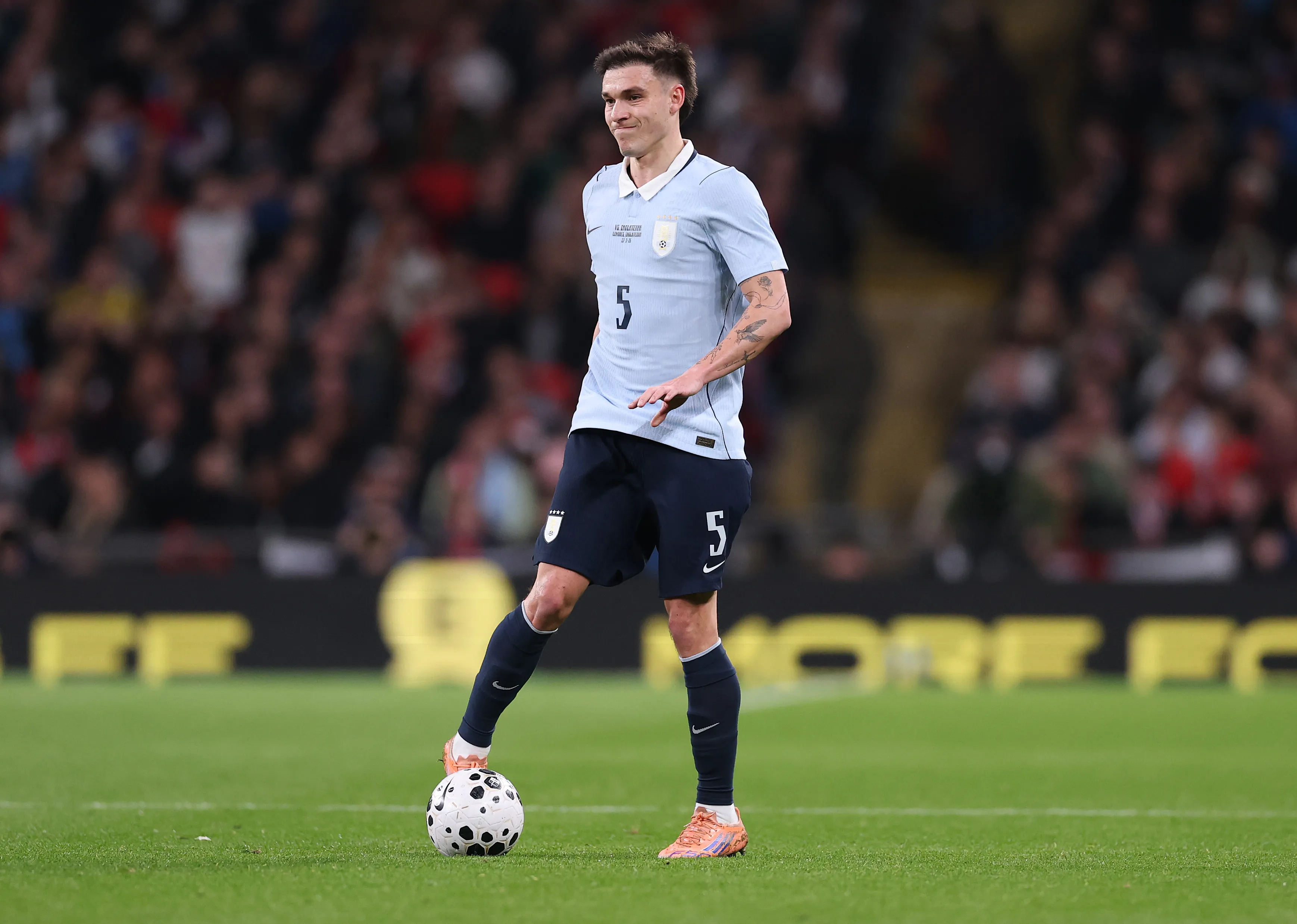 Manuel Ugarte en el partido contra Inglaterra en Wembley.