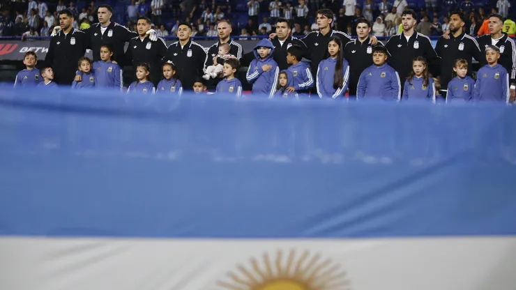 Los 11 de Argentina vs. Zambia: Dibu Martínez, Nahuel Molina, Cristian Romero, Nicolás Otamendi, Nicolás Tagliafico; Giuliano Simeone, Leandro Paredes, Enzo Fernández, Alexis Mac Allister; Nico Paz y Julián Alvarez.