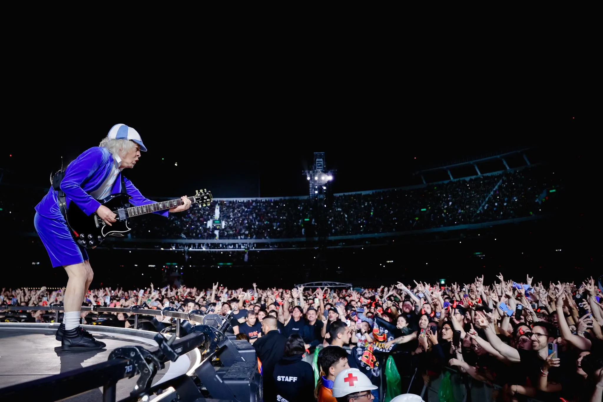 Angus Young en el Estadio Monumental. (Foto: @ACDC – @ChristiwGoodwin).
