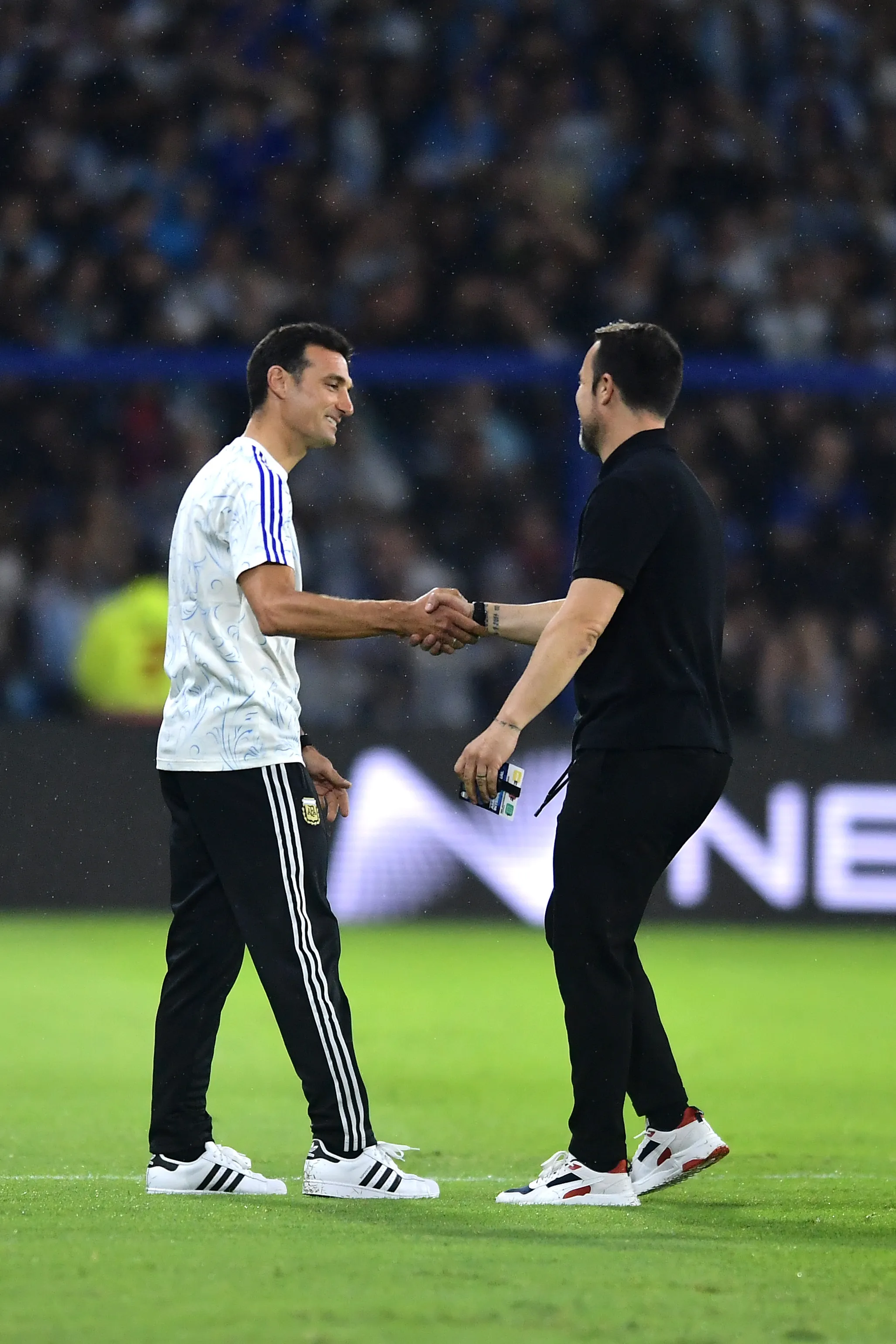 El saludo entre Scaloni y Aritz López García. (Foto: Getty).