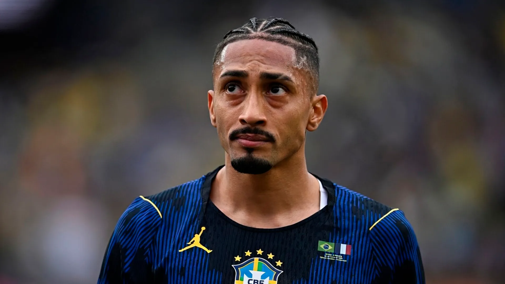 Raphinha se lesionó con Brasil y será baja por aproximadamente un mes en Barcelona. (Getty)