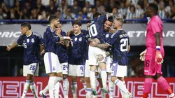 Los jugadores de Argentina celebran el gol de Nicolás Otamendi.