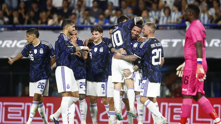 Los jugadores de Argentina celebran el gol de Nicolás Otamendi.