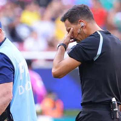 El clásico entre Independiente y Racing tuvo un cambio de árbitro tras la lesión de Facundo Tello