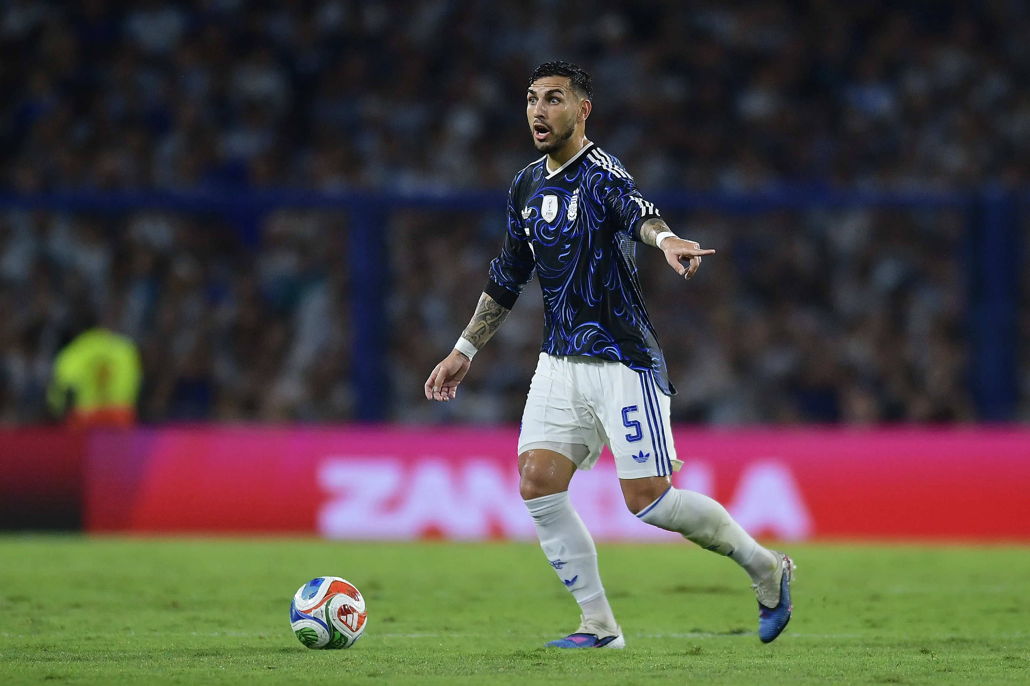 Mientras estuvo en cancha, Paredes fue uno de los mejores jugadores de Argentina ante Zambia.