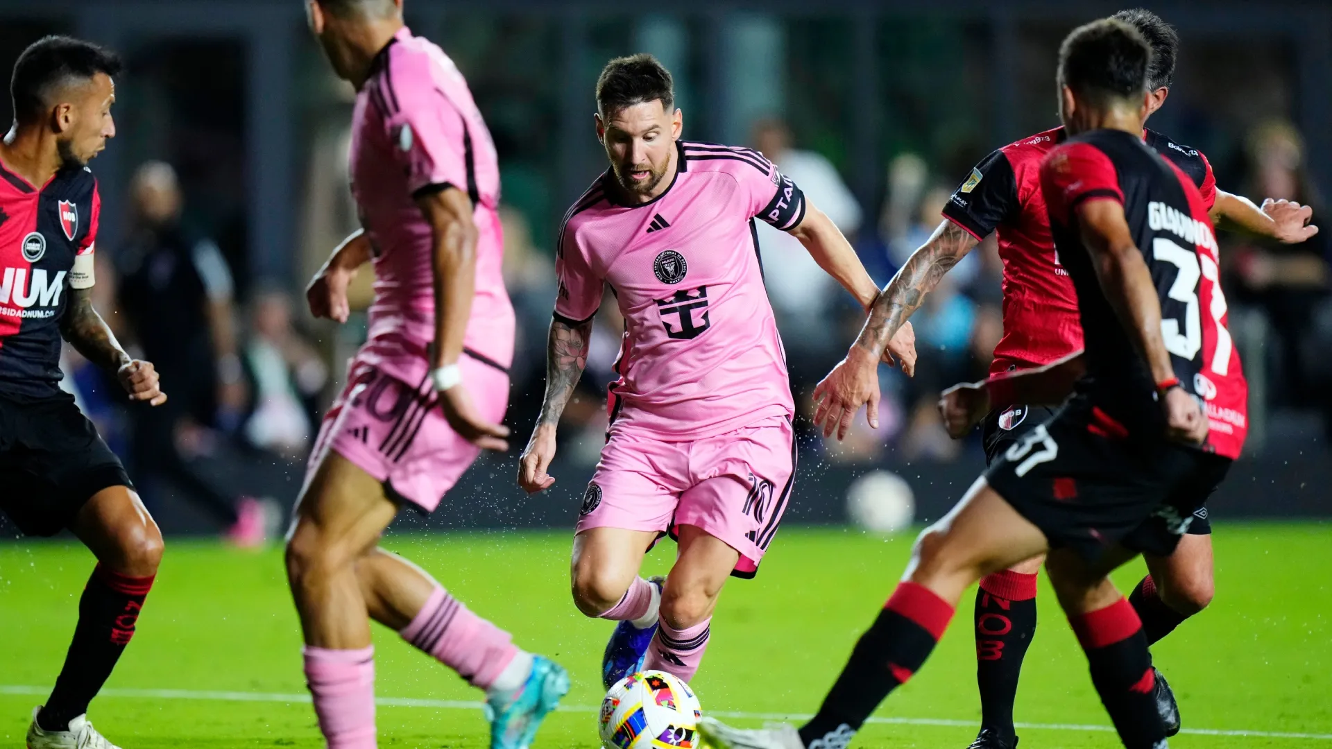 Messi enfrentando a Newell’s con Inter Miami. (Foto: Getty)
