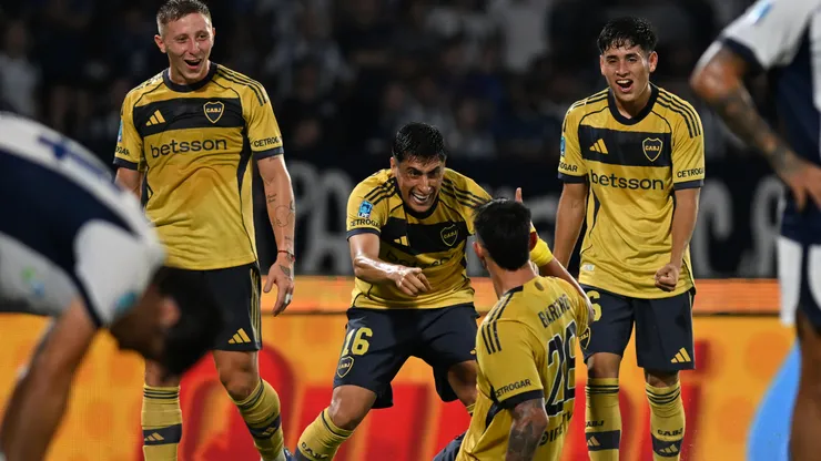 Los jugadores de Boca tras el gol de Adam Bareiro ante Talleres.