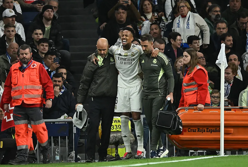 Militao ha sido baja desde diciembre, cuando sufrió una rotura en el bíceps femoral de la pierna izquierda. (Getty)