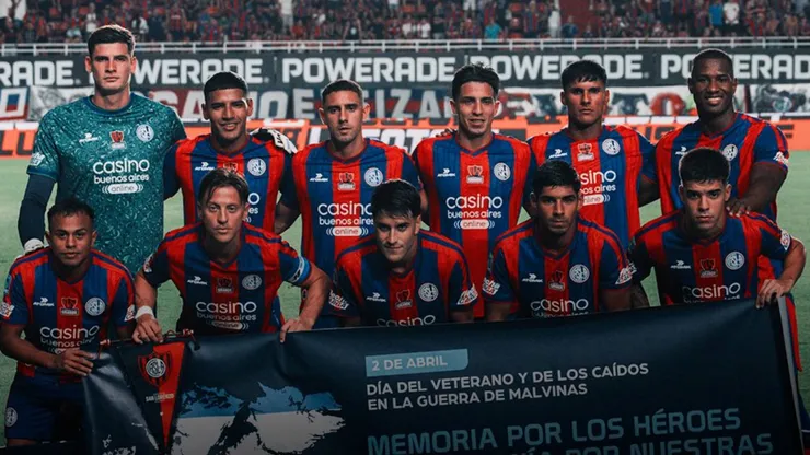 Los futbolistas de San Lorenzo ante Estudiantes de La Plata.