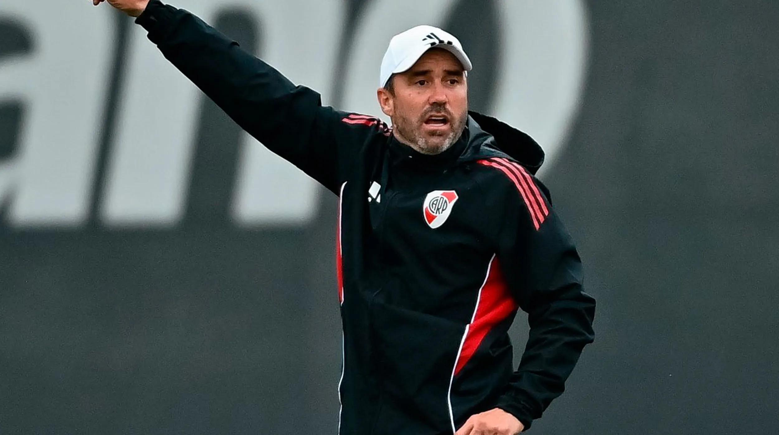 Coudet termina de definir el equipo para recibir a Belgrano en un Monunental dañado. (Prensa River)