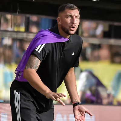 Tata Benítez dejó de ser el técnico de Riestra