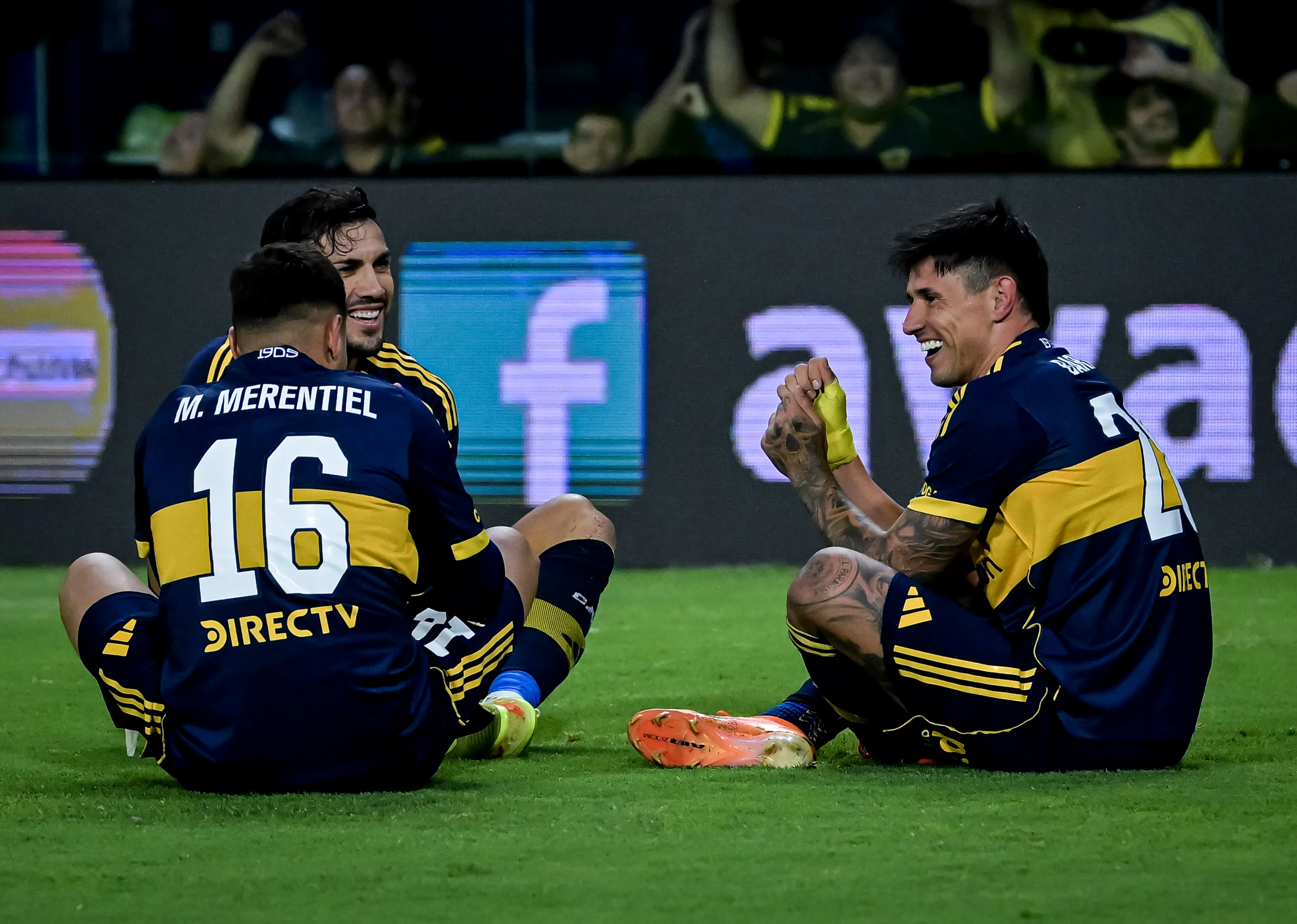 Leandro Paredes, Adam Bareiro y Miguel Merentiel, festejando un gol de Boca. (Getty Images)