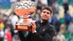 Carlos Alcaraz levanta el trofeo de campeón en Montecarlo 2025