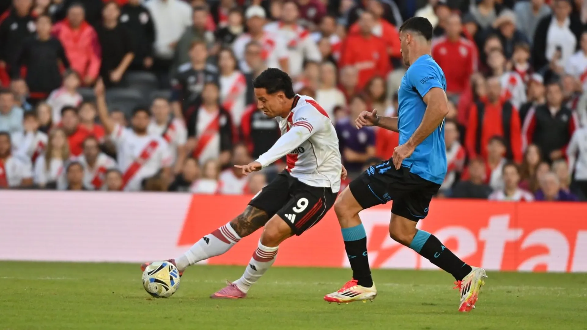 Uno de los intentos de Driussi. (Foto: Prensa River)