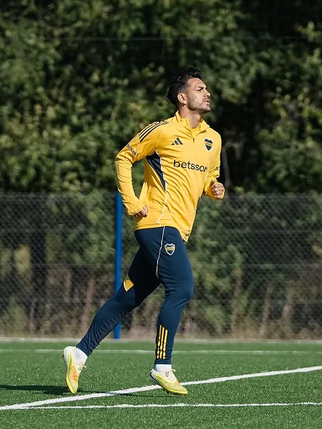 Leandro Paredes durante la práctica de Boca en la cancha de césped sintético (Prensa Boca).