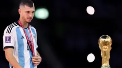 Guido Rodríguez con la Copa del Mundo.