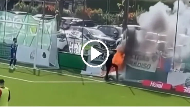 Ezequiel Schelotto apagó un incendio en plena cancha de fútbol. (Captura video)
