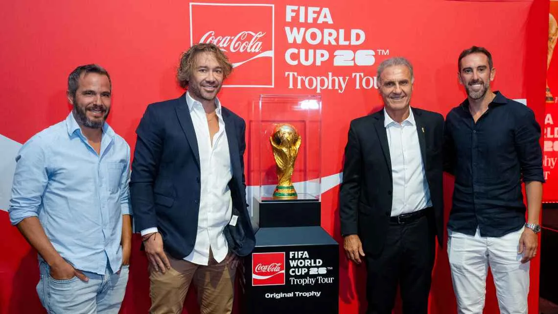 Alvaro González, Lugano, Ruggeri y Godin en Uruguay. Foto Coca Cola.