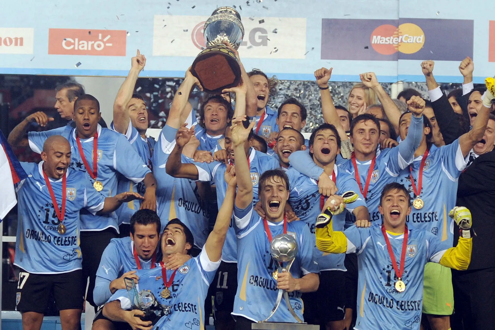El Tata con Lugano y el equipo campeón 2011. Foto Conmebol.