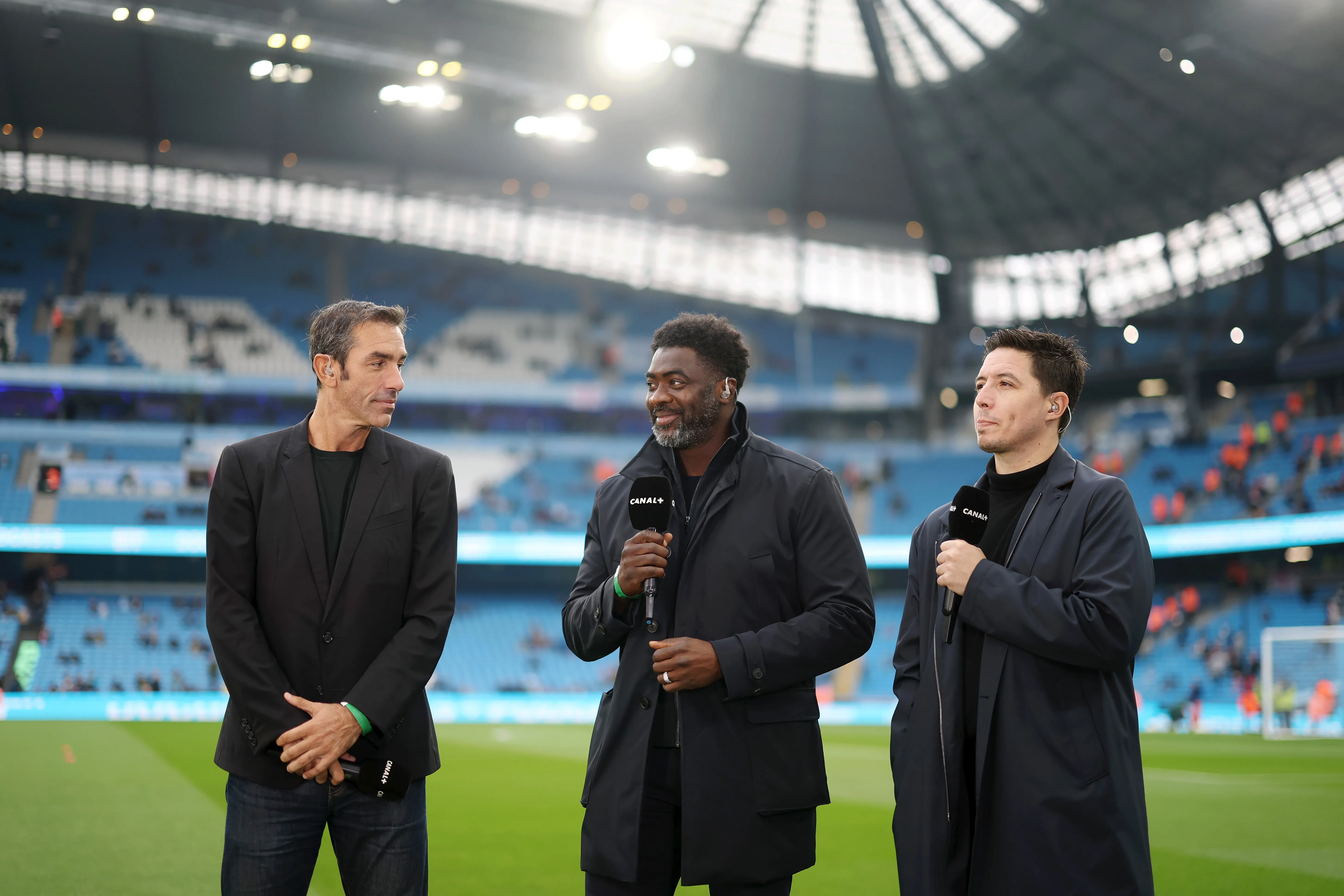 Samir Nasri en su rol de periodista junto a Kolo Toure y Robert Pires.