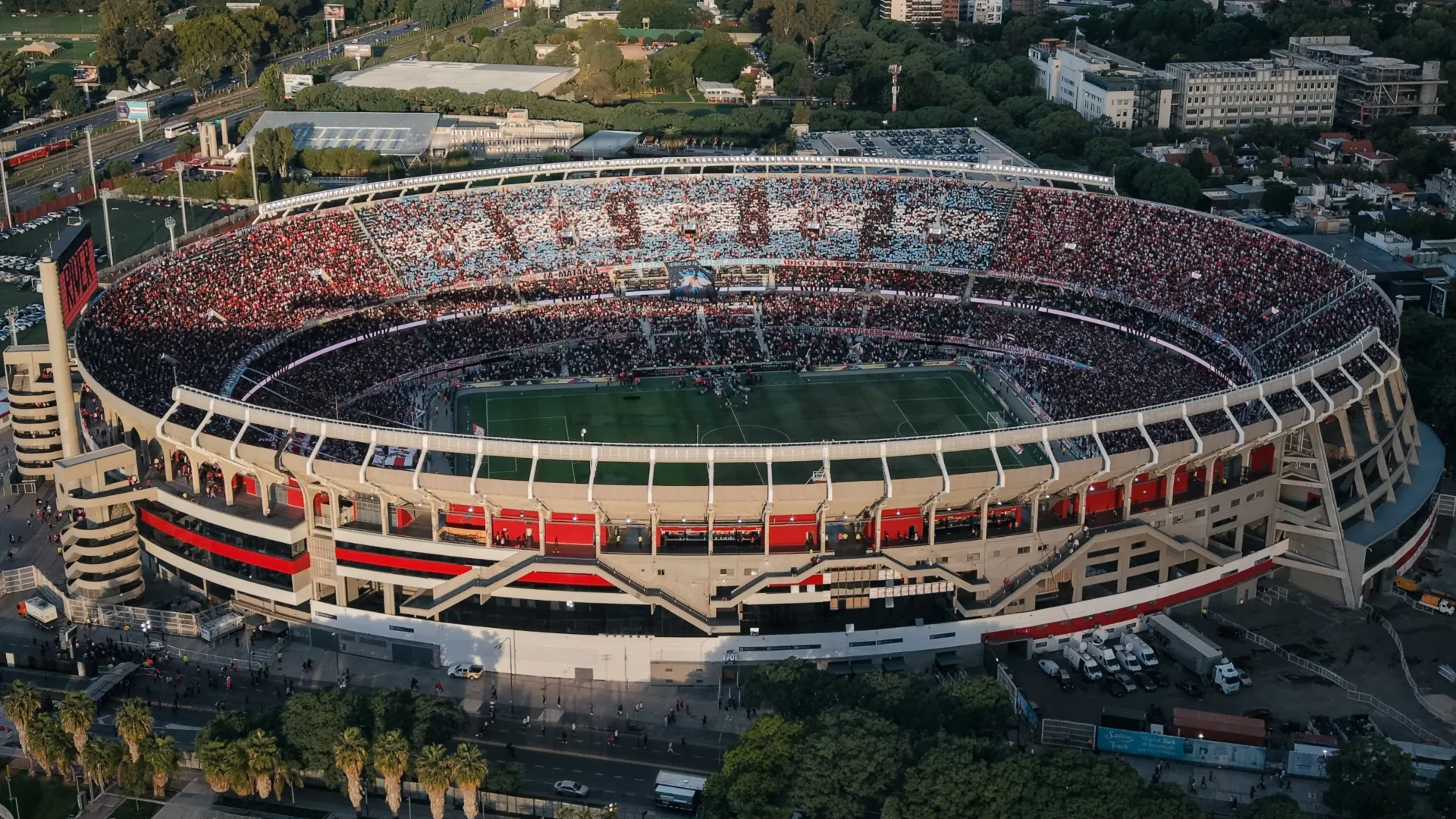 Avanzan los trabajos sobre la fachada de la tribuna Belgrano. (Foto: Prensa River).