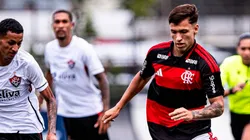 Juan Sayago luciendo la camiseta de Flamengo.