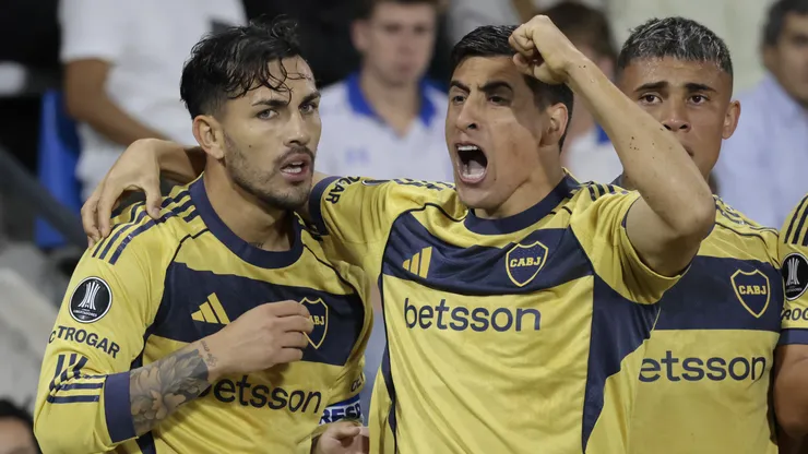 Paredes y Merentiel celebran el gol del capitán xeneize ante Católica.