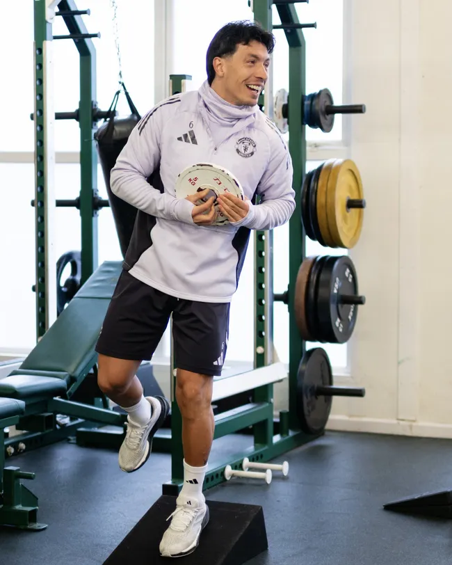 Lisandro Martínez se recuperó de su lesión en el sóleo. (ManUtd)